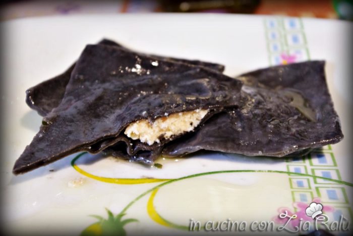 ravioli neri ripieni di pesce Ravioli neri ripieni di pesce