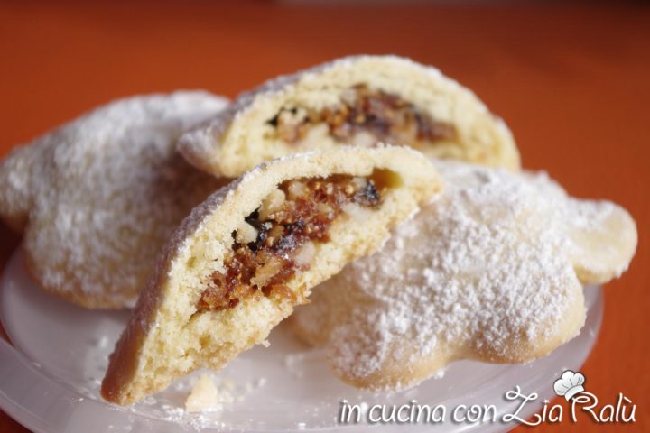 fiori di biscotti ripieni fichi mandorle e cioccolato