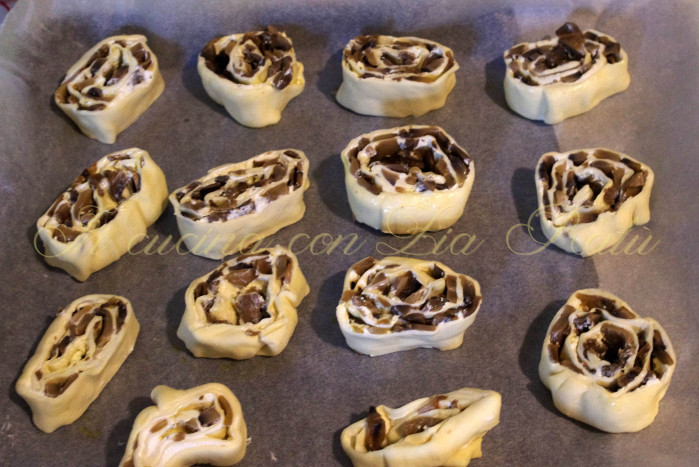 girelle di pasta sfoglia robiola e funghi girelle ai funghi (7)