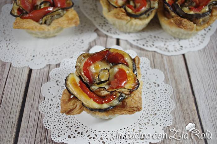 Fiori melanzane acciughe e pomodori in sfoglia