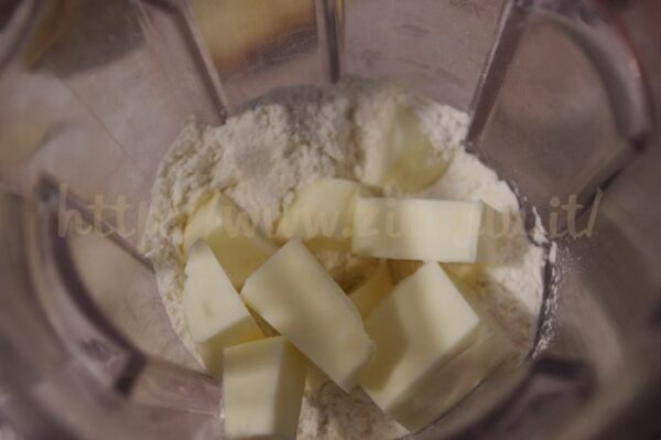 burro e farina nel frullatore