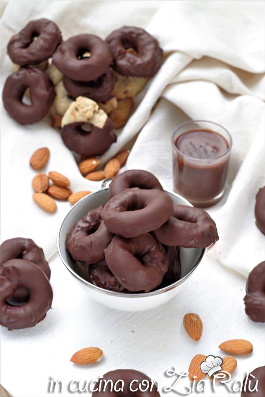 taralli dolci glassati al cioccolato fondete