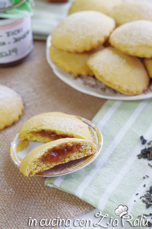 I biscotti alla zucca e confettura sono un dolce composto da pasta frolla preparata con purea di zucca e senza lattosio