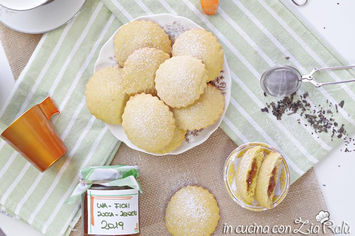 I biscotti alla zucca e confettura sono un dolce composto da pasta frolla preparata con purea di zucca e senza lattosio
