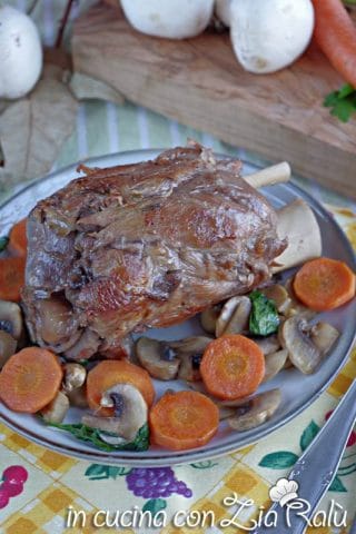 stinco di maiale cotto in pentola a pressione